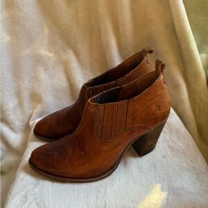 FRYE Women's Ilana Leather Shootie Heeled Bootie Size 8.5 Brown Cognac